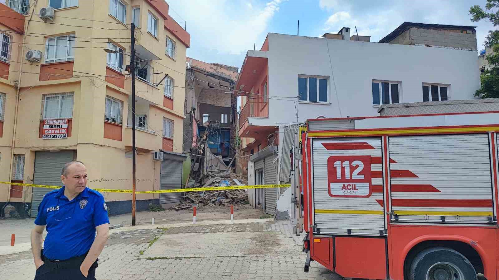saganak ve deprem sonrasi metruk binanin bir kismi yikildi 2