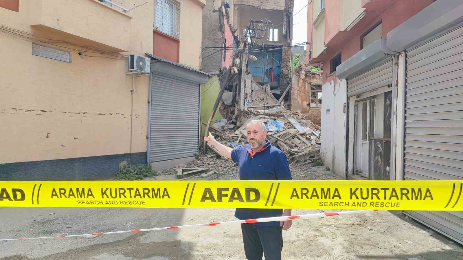 saganak ve deprem sonrasi metruk binanin bir kismi yikildi 3