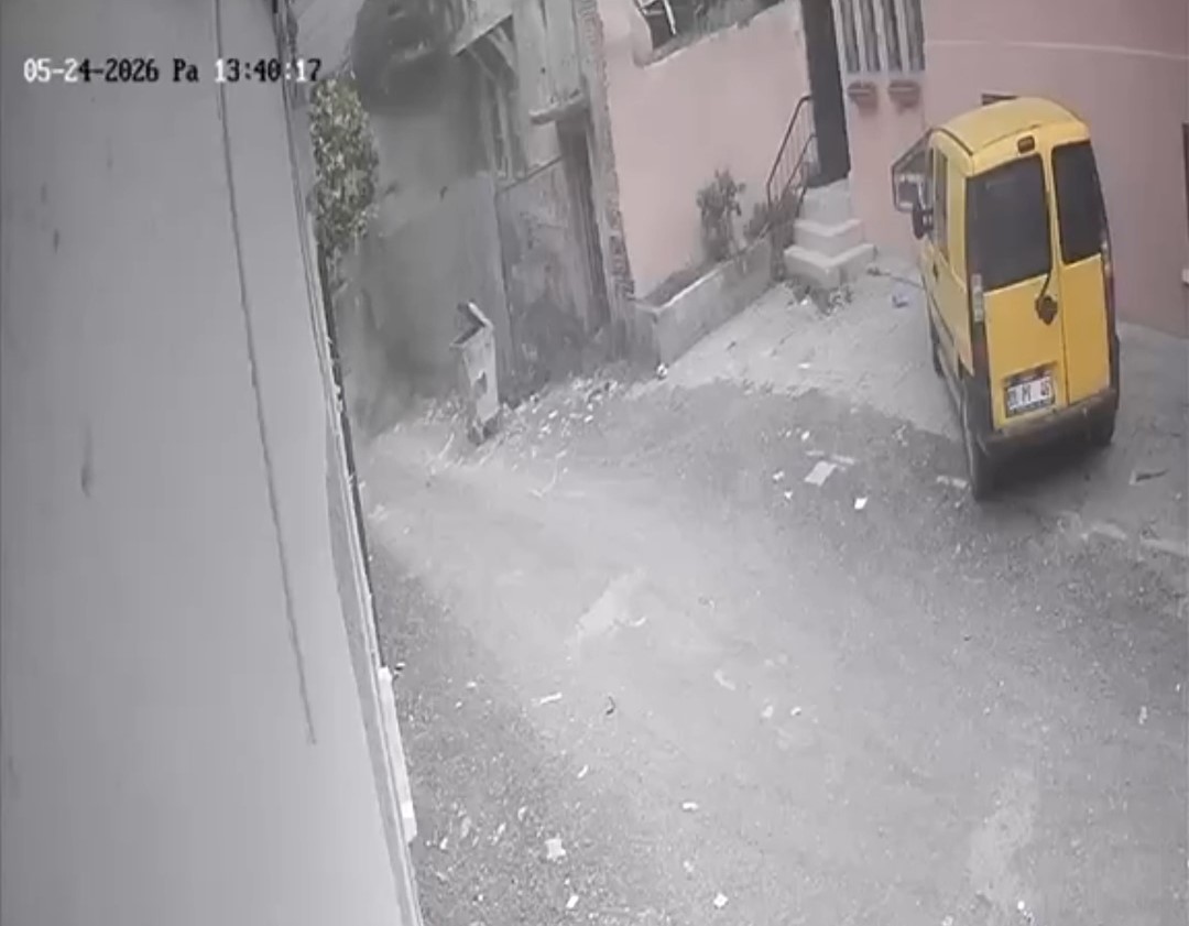 saganak ve deprem sonrasi metruk binanin bir kismi yikildi 4 FjGA789Y