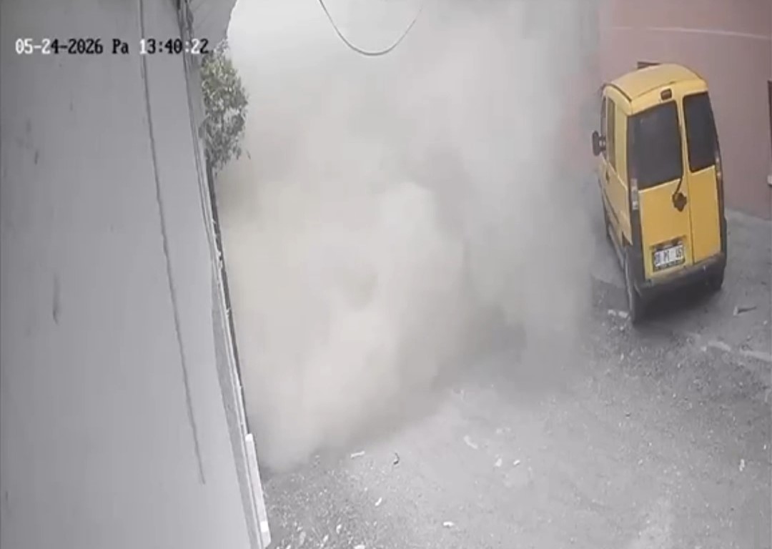 saganak ve deprem sonrasi metruk binanin bir kismi yikildi 5 uPfXErt8