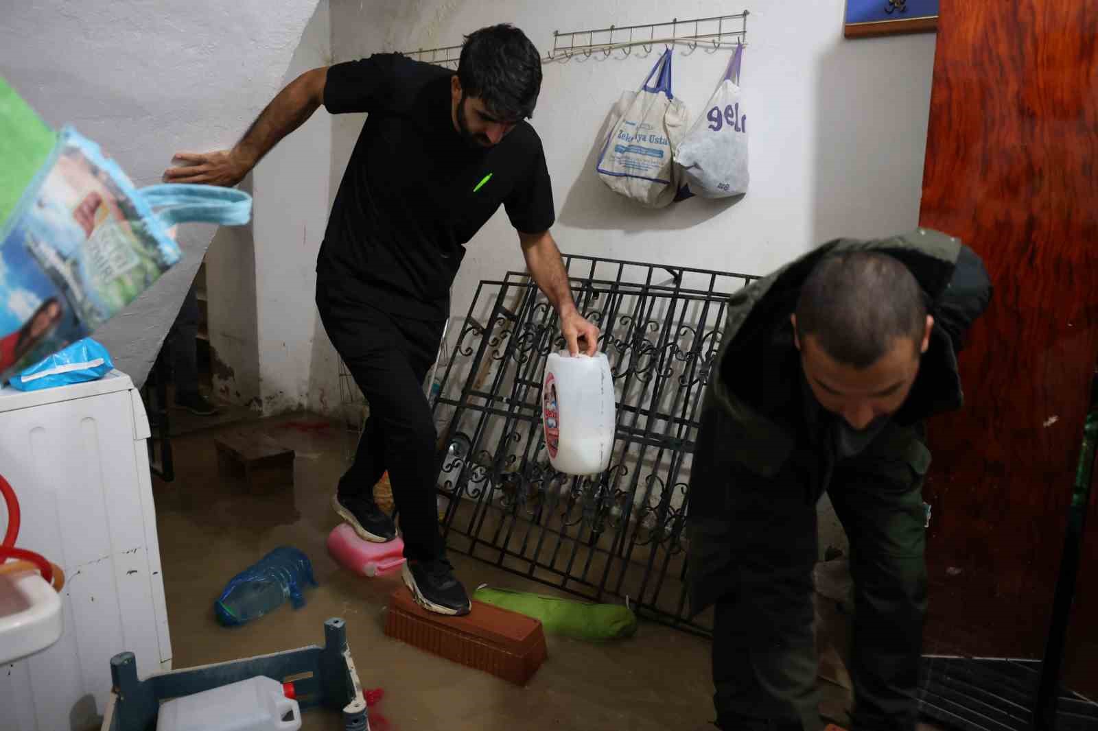saganak ve dolu sonrasi bodrum katini su basti esyalarinin uzerine basarak iceri girdiler 1 DgN3OeFc