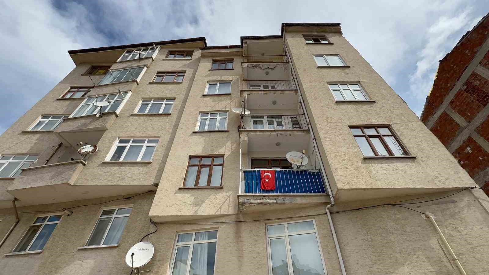 saganak ve dolu sonrasi bodrum katini su basti esyalarinin uzerine basarak iceri girdiler 4 Je4e6PYJ