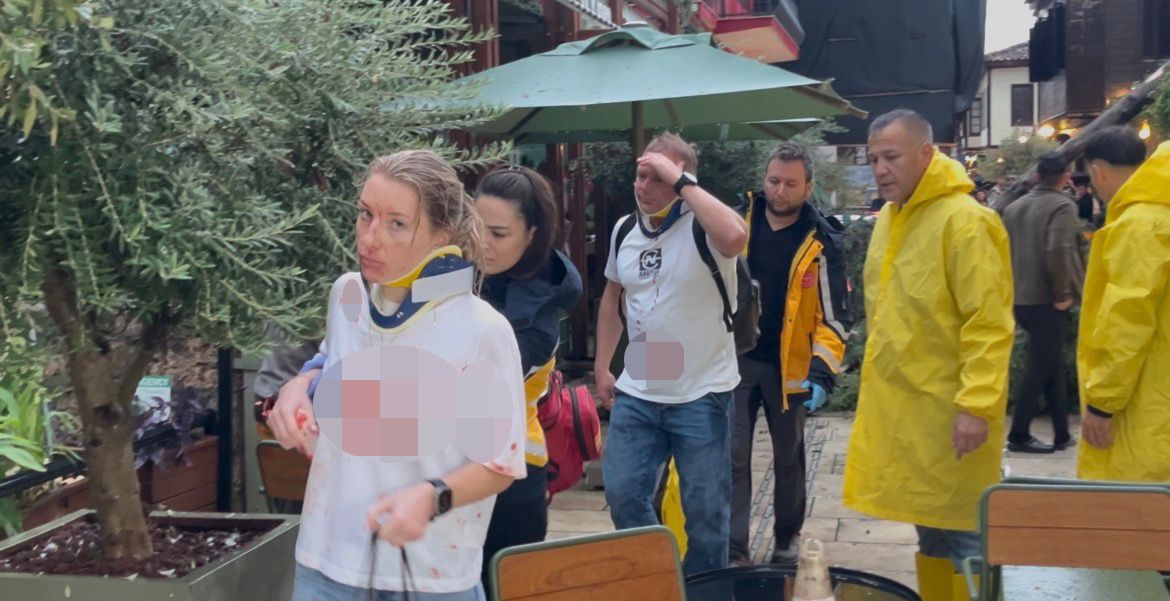 saganak ve ruzgar aniden bastirdi devrilen agacin altinda kalan 3 kisi yaralandi 1 rFS8qtPZ