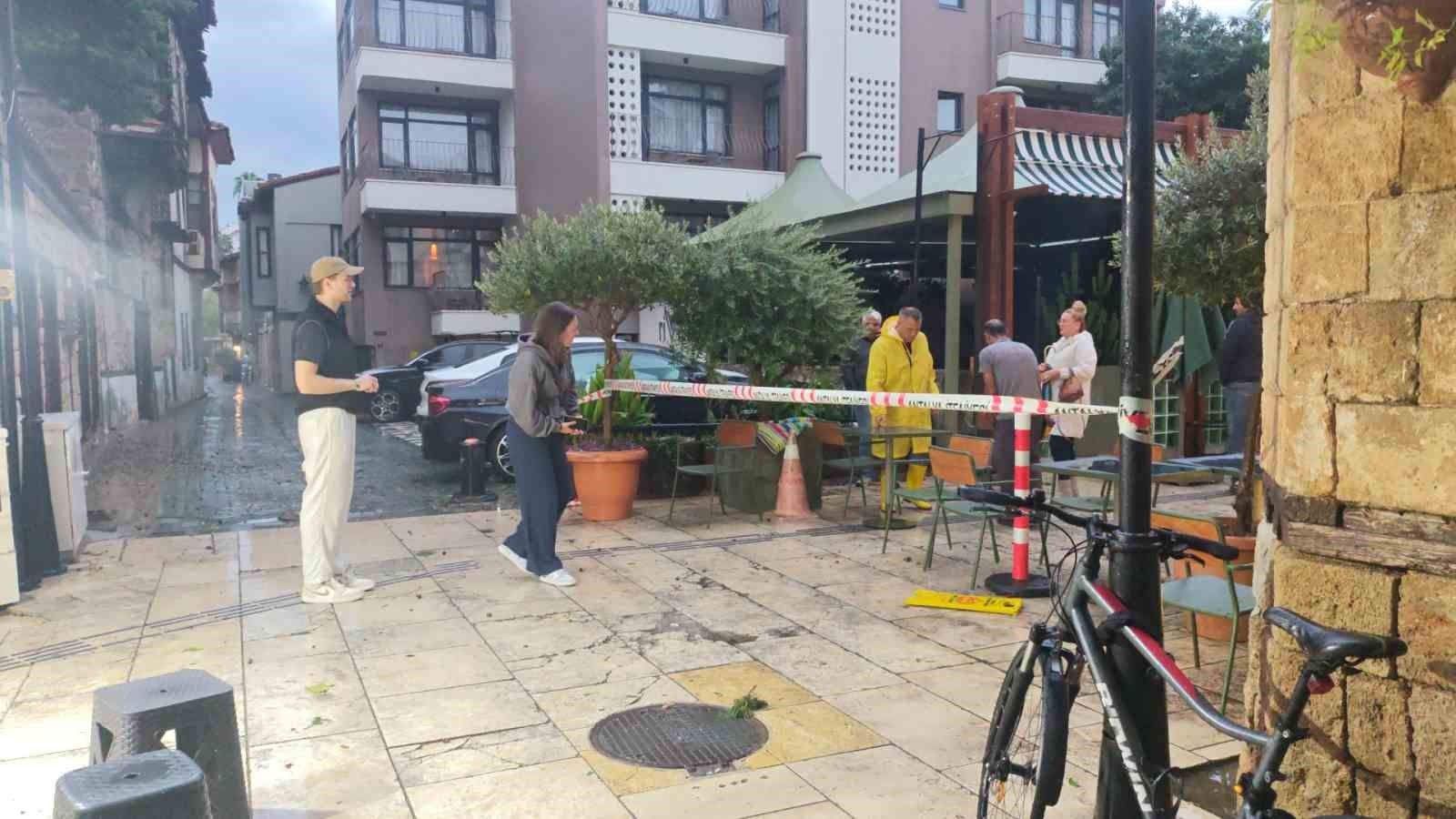 saganak ve ruzgar aniden bastirdi devrilen agacin altinda kalan 3 kisi yaralandi 11 KnSm8EGv