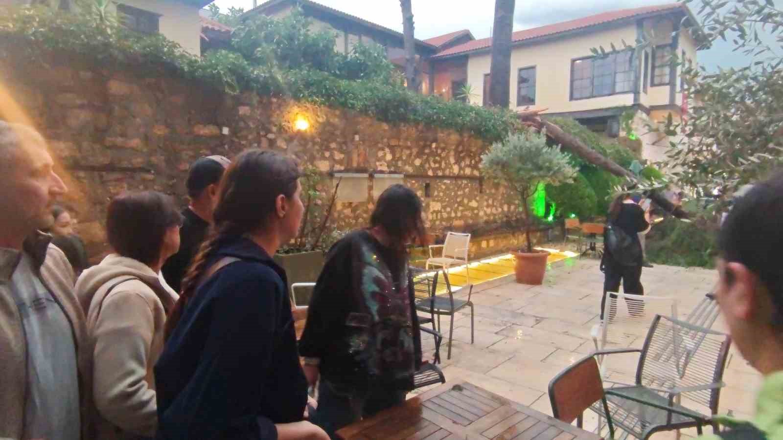saganak ve ruzgar aniden bastirdi devrilen agacin altinda kalan 3 kisi yaralandi 13 raEwSYwZ