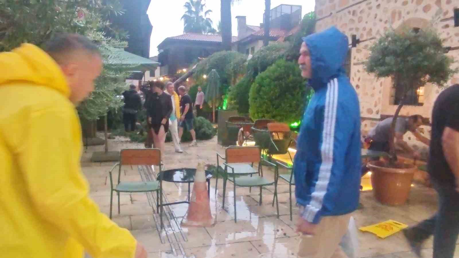 saganak ve ruzgar aniden bastirdi devrilen agacin altinda kalan 3 kisi yaralandi 18 6WTDmlG2