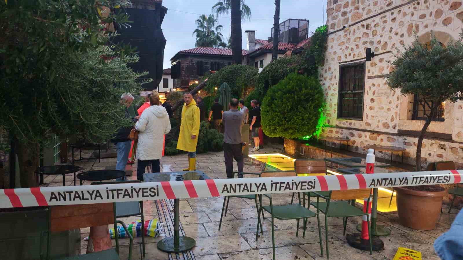 saganak ve ruzgar aniden bastirdi devrilen agacin altinda kalan 3 kisi yaralandi 2 v3uI9Dks