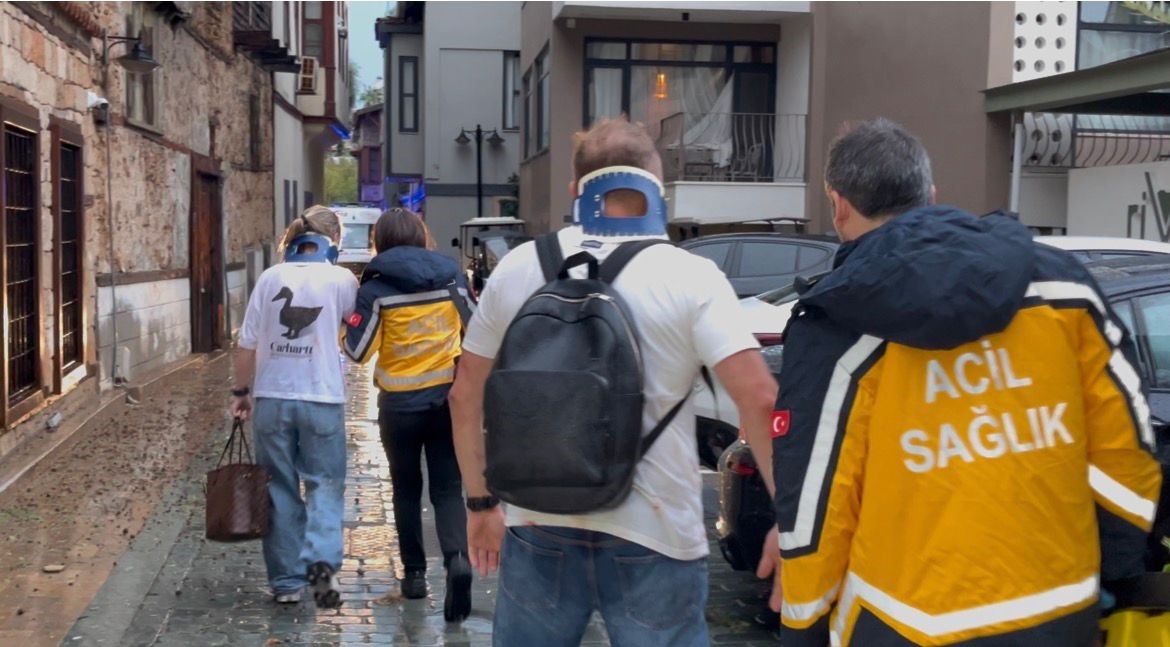 saganak ve ruzgar aniden bastirdi devrilen agacin altinda kalan 3 kisi yaralandi 21
