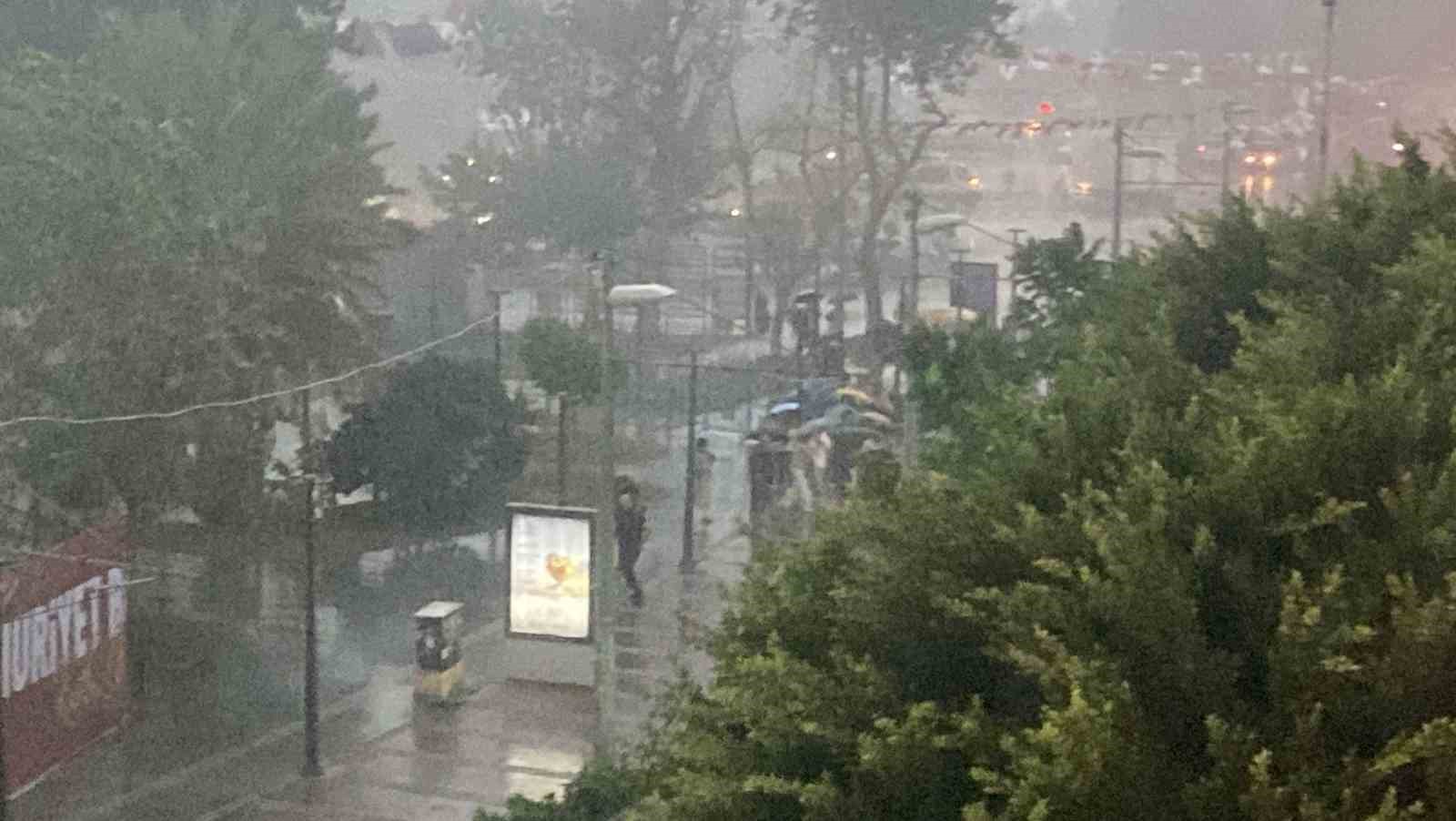 saganak ve ruzgar aniden bastirdi devrilen agacin altinda kalan 3 kisi yaralandi 23 2ud9LQas