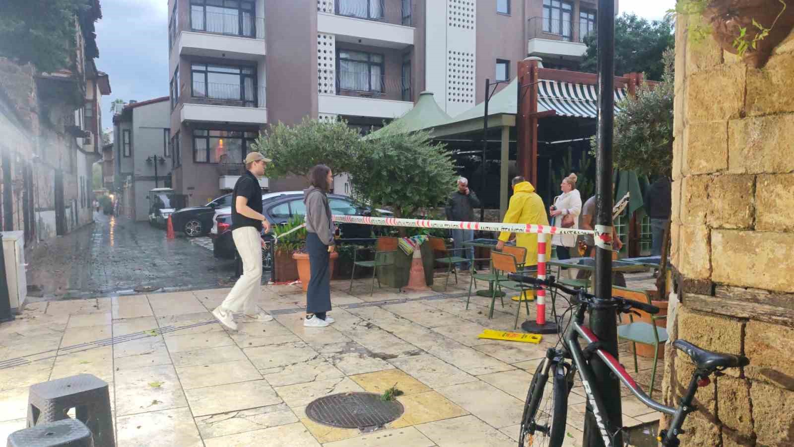 saganak ve ruzgar aniden bastirdi devrilen agacin altinda kalan 3 kisi yaralandi 4 qm95qEzL