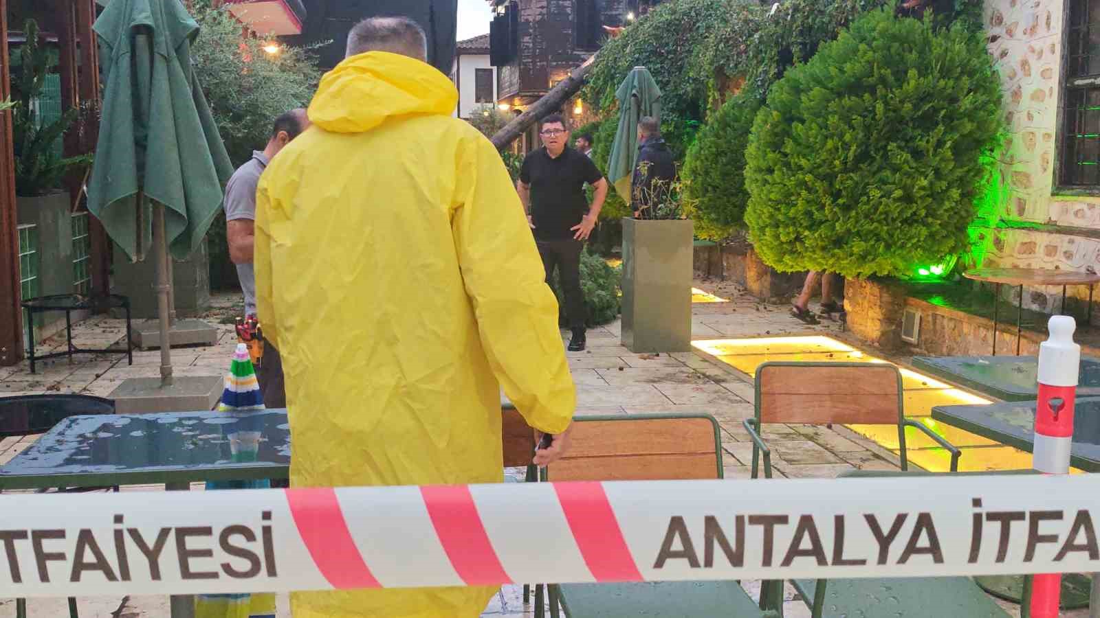 saganak ve ruzgar aniden bastirdi devrilen agacin altinda kalan 3 kisi yaralandi 7 M7qhgcC6
