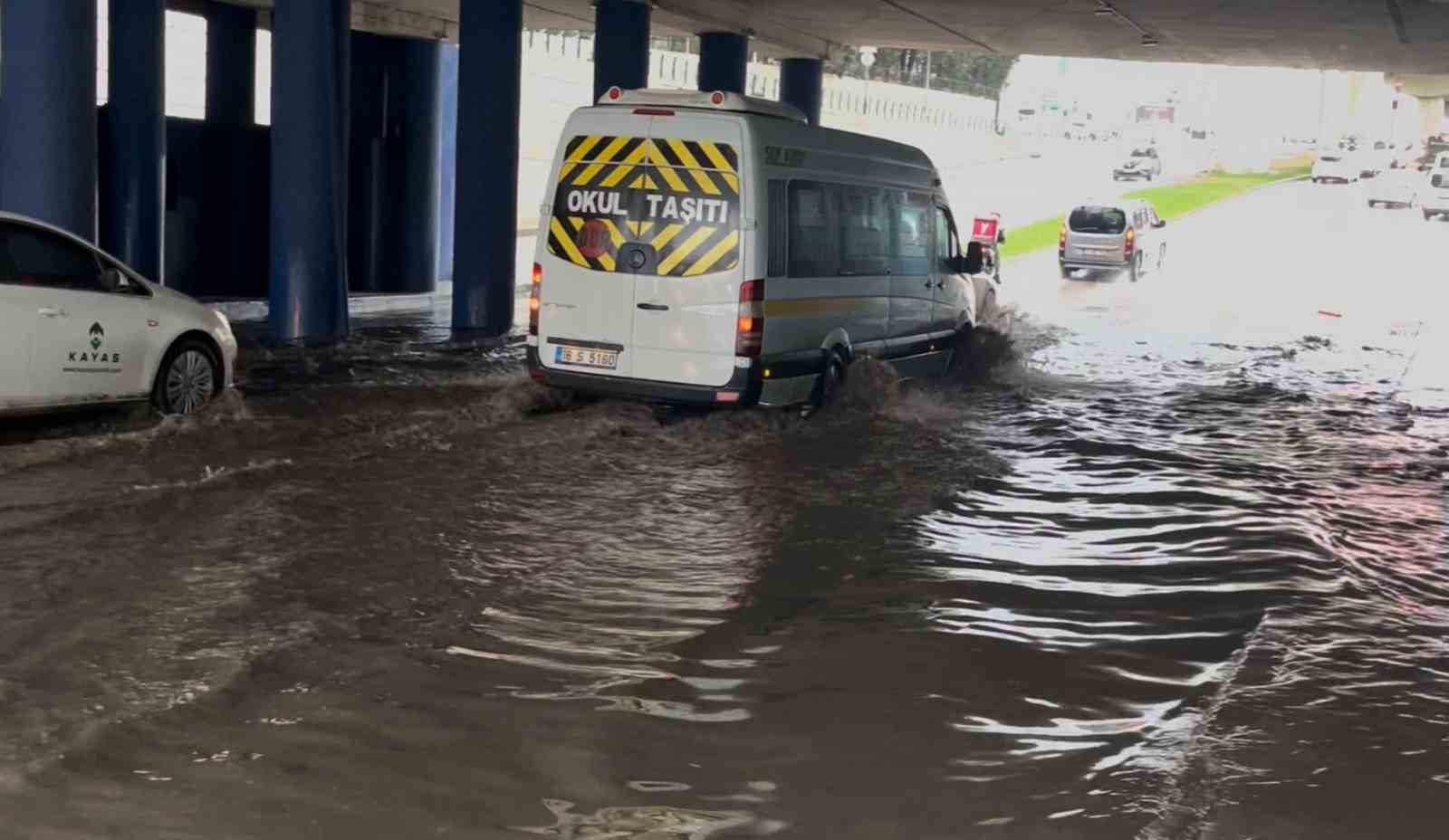saganak yagis caddeleri gole cevirdi ne araclar ne vatandaslar gecebildi 1