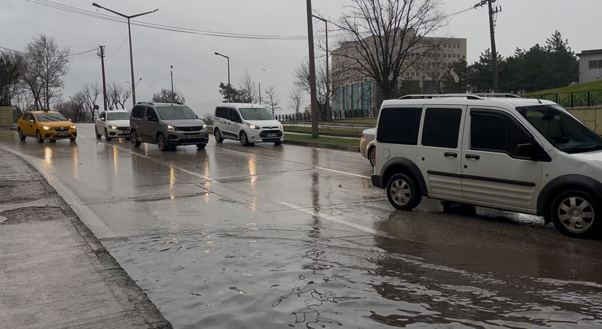 saganak yagis caddeleri gole cevirdi ne araclar ne vatandaslar gecebildi 4 u7YAW5cC