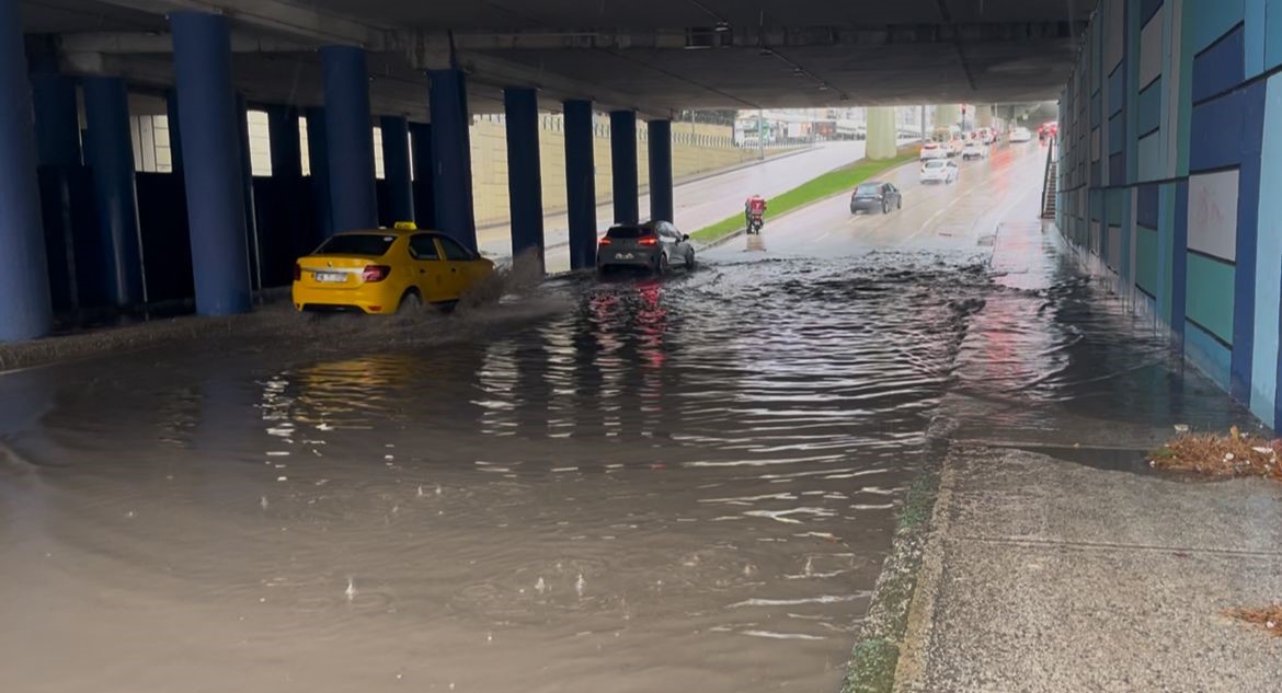 saganak yagis caddeleri gole cevirdi ne araclar ne vatandaslar gecebildi 5 tqujmQAi