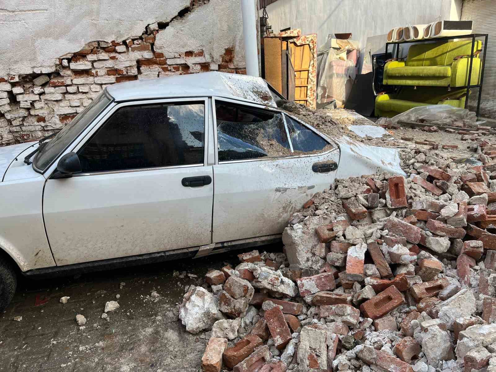saganak yagis sarigolde metruk bir binayi yikti 3
