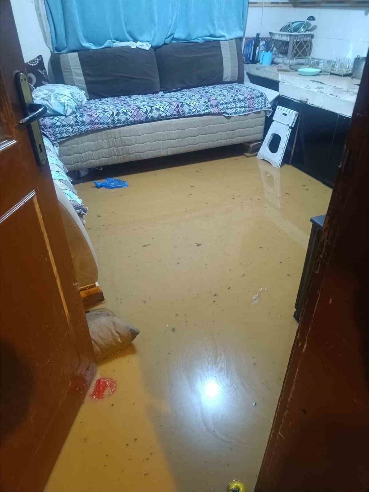 saganak yagis sebebiyle evleri su basti 0 F2O8aVIQ