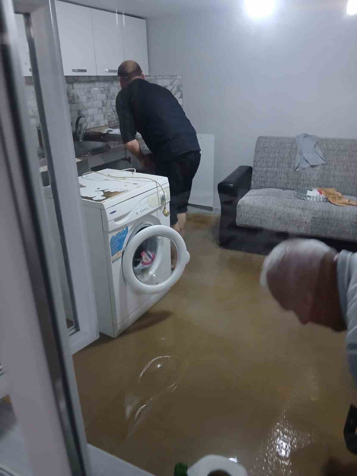 saganak yagis sebebiyle evleri su basti 1