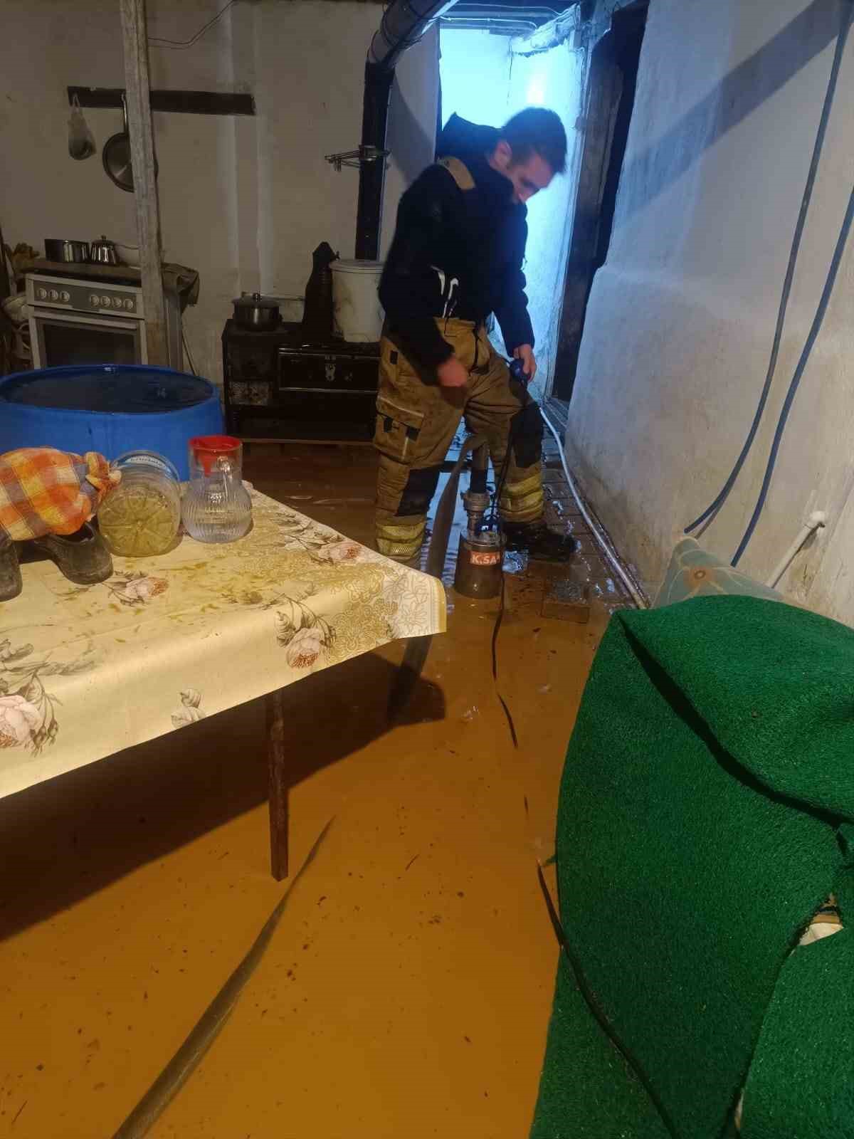 saganak yagis sebebiyle evleri su basti 2 35GFMcjO