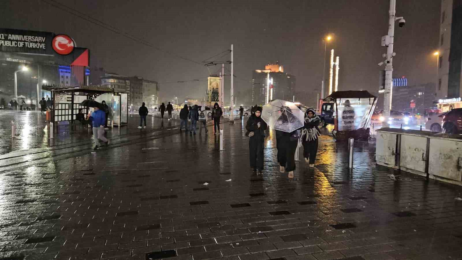 saganak yagisin etkili oldugu taksimde simsekler geceyi aydinlatti 0 jCkwsMCE