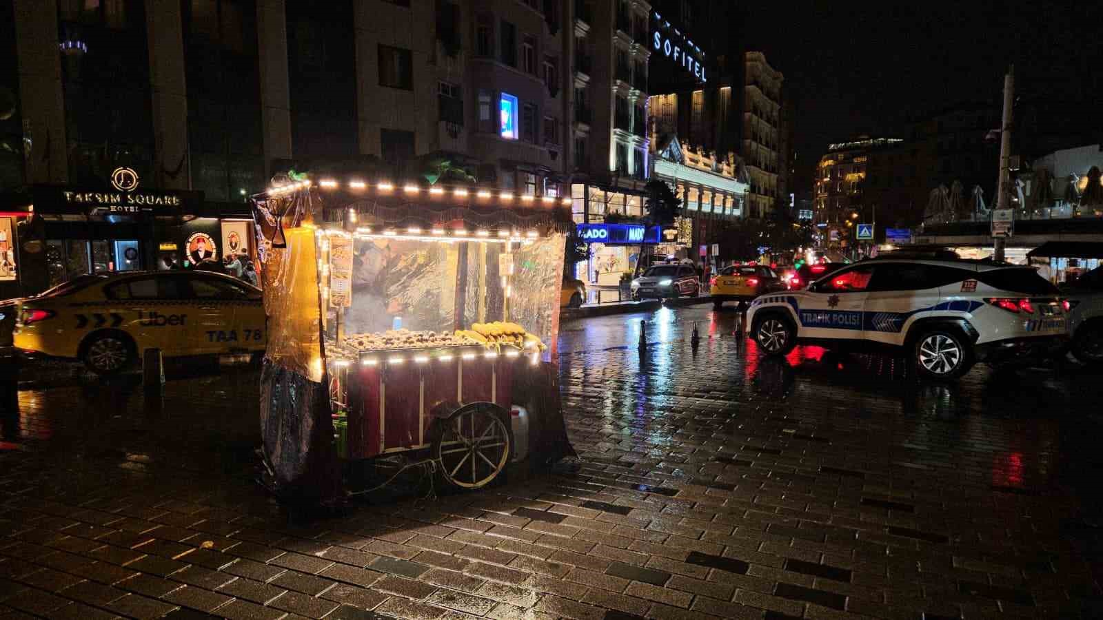 saganak yagisin etkili oldugu taksimde simsekler geceyi aydinlatti 1 4Td5kHnB