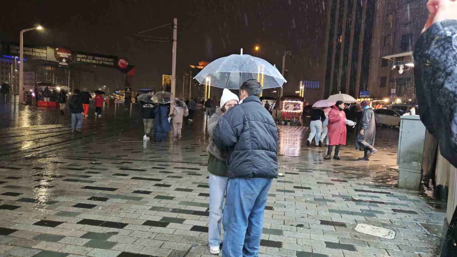 saganak yagisin etkili oldugu taksimde simsekler geceyi aydinlatti 3 V7gWrwTL