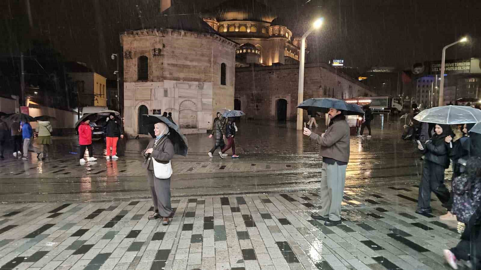 saganak yagisin etkili oldugu taksimde simsekler geceyi aydinlatti 4 aHLEAHCu
