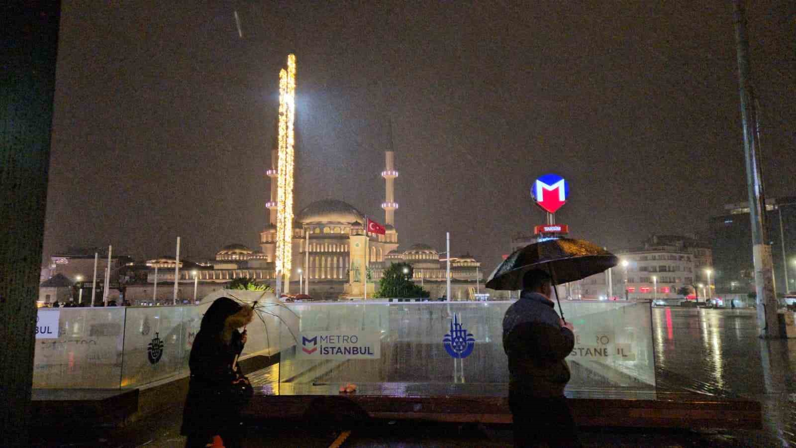 saganak yagisin etkili oldugu taksimde simsekler geceyi aydinlatti 6