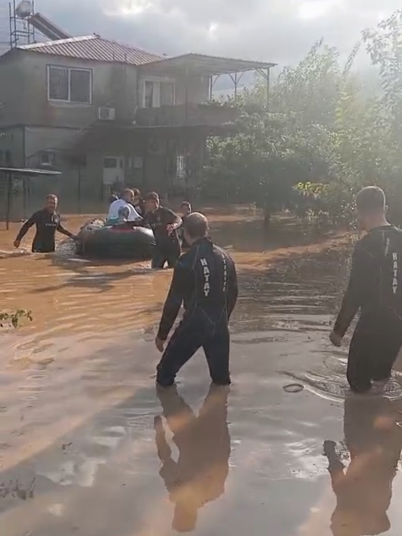 Sağanak yağışla meskenlerinde mahsur kalan vatandaşlar botla kurtarıldı 5 saganak yagisla meskenlerinde mahsur kalan vatandaslar botla kurtarildi 1 eumMi3r5