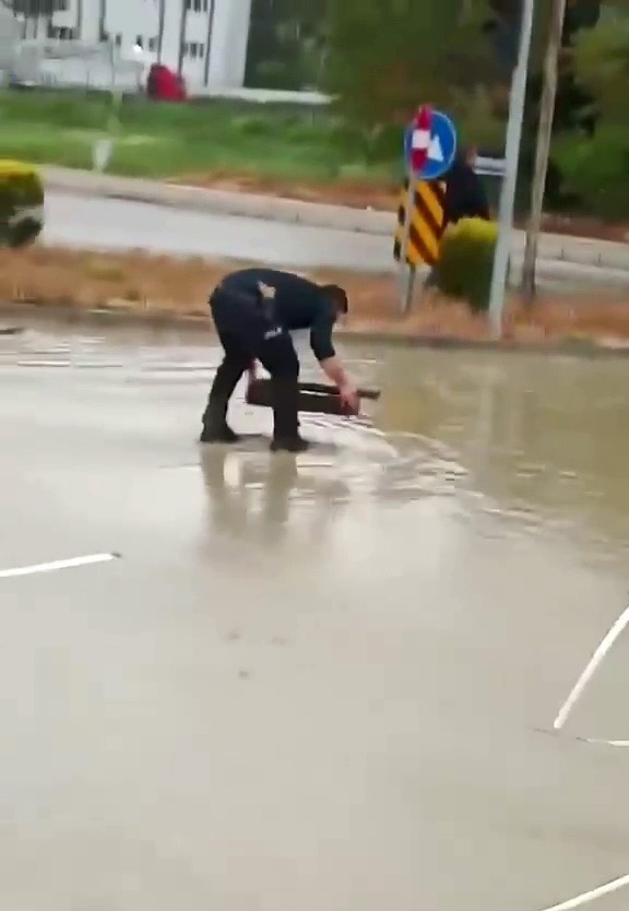 saganak yagmur altinda gorev basinda polis memurunun mucadelesi kamerada 2 ezmtECOF