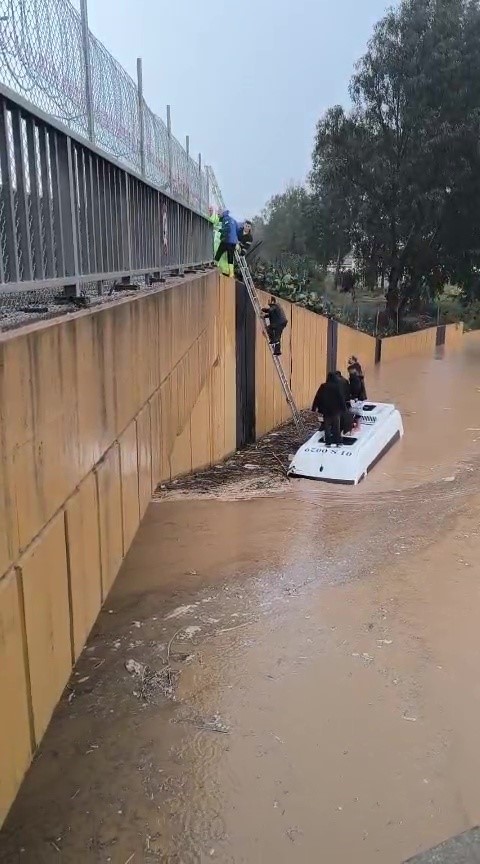 saganak yagmura servis aracinda yakalananlar merdivenle kurtarildi 0