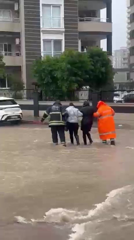 saganak yagmura servis aracinda yakalananlar merdivenle kurtarildi 1 bydksXYL