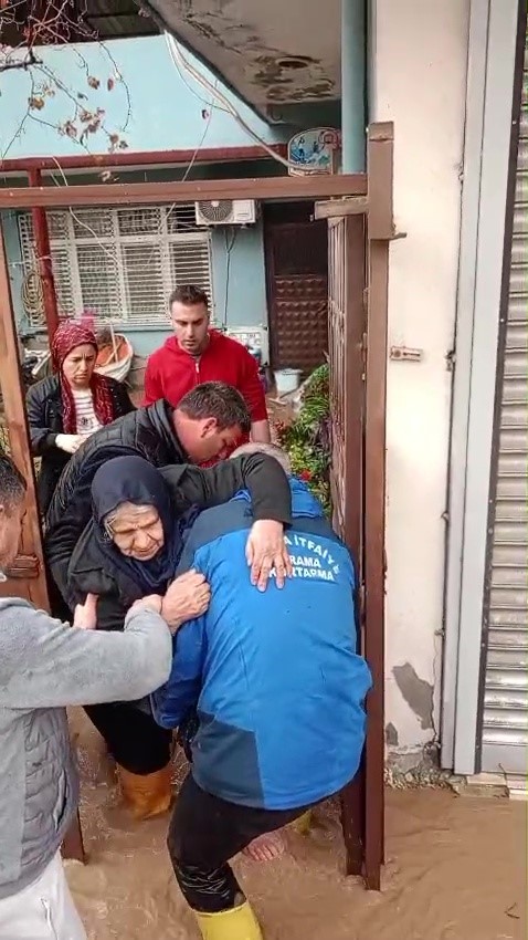 saganak yagmura servis aracinda yakalananlar merdivenle kurtarildi 2