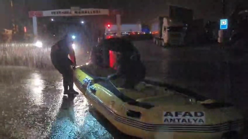 saganak yagmurun etkili oldugu antalyada mahsur kalan vatandaslar botlarla kurtarildi 5 mUwcTVGD