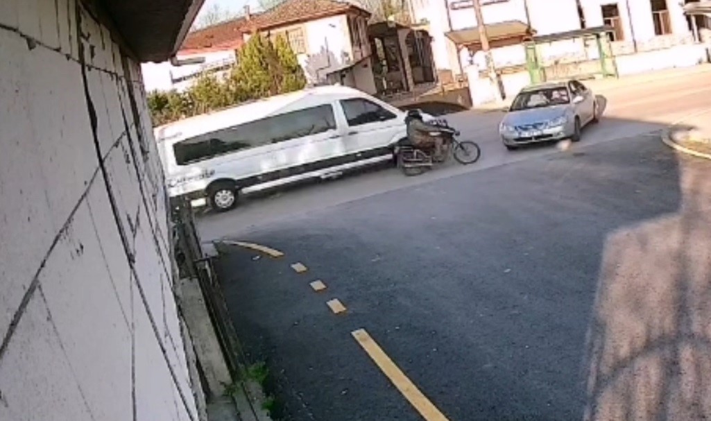 Sağdan sollayan motosikletli otomobile çarptı: Kaza anı kameraya yansıdı 5 sagdan sollayan motosikletli otomobile carpti kaza ani kameraya yansidi 1 dbq8q9Yw