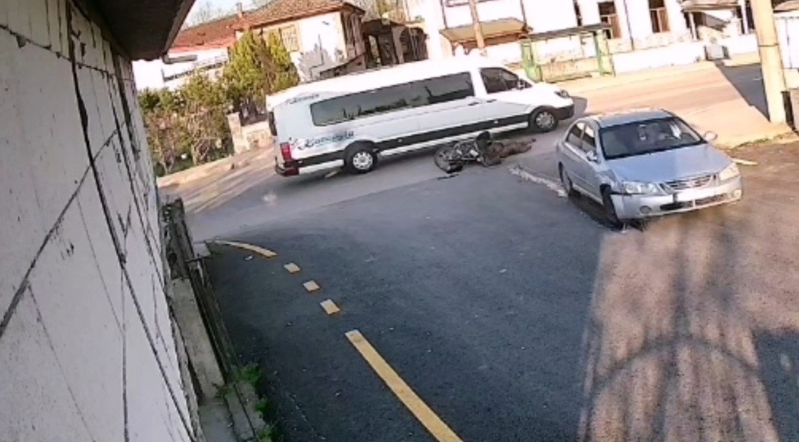 Sağdan sollayan motosikletli otomobile çarptı: Kaza anı kameraya yansıdı 6 sagdan sollayan motosikletli otomobile carpti kaza ani kameraya yansidi 2 8VJK82pP