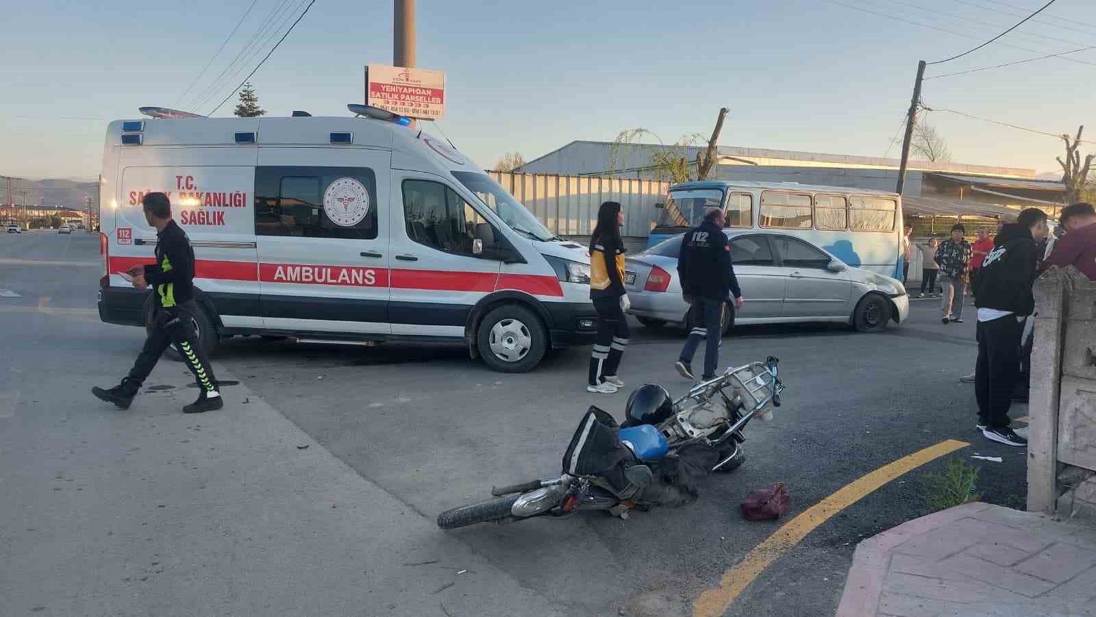 Sağdan sollayan motosikletli otomobile çarptı: Kaza anı kameraya yansıdı 7 sagdan sollayan motosikletli otomobile carpti kaza ani kameraya yansidi 3 YWuTUehX