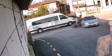 sagdan-sollayan-motosikletli-otomobile-carpti-kaza-ani-kameraya-yansidi-SdspcQAR.jpg