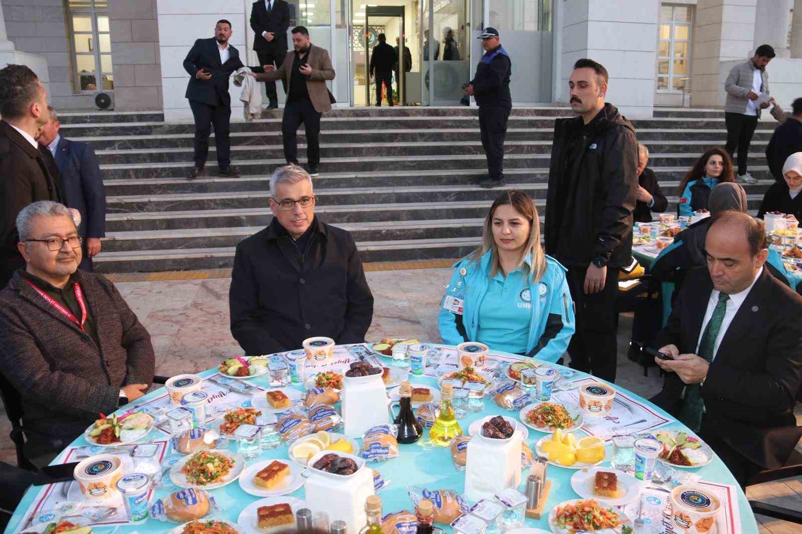 saglik bakani memisoglu cumhurbaskanimiz recep tayyip erdoganin liderliginde gece gunduz demeden halkimiza hizmet etmeye Hjbdsrfz