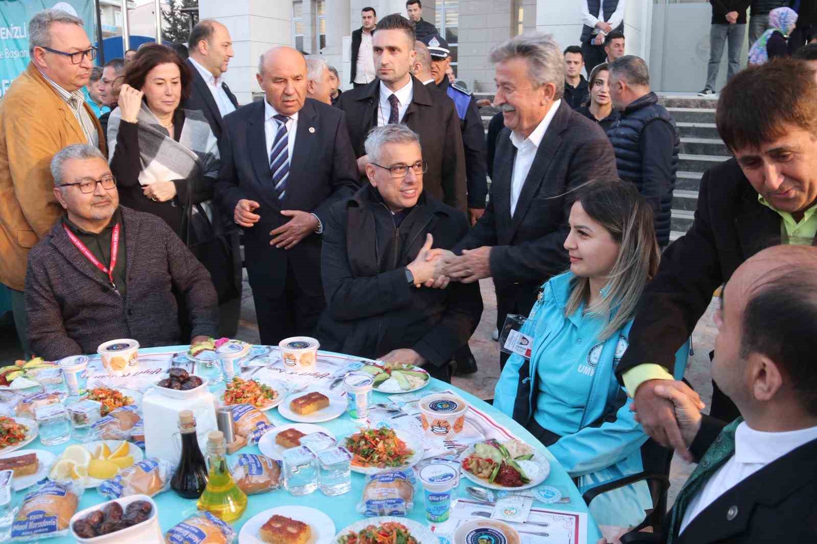 saglik bakani memisoglu cumhurbaskanimiz recep tayyip erdoganin liderliginde gece gunduz demeden halkimiza hizmet etmeye K3UnfDXX