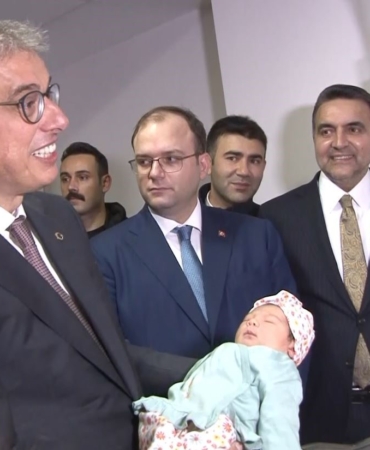 saglik-bakani-memisoglu-istanbulda-yeni-yilin-ilk-bebeklerini-ziyaret-etti-PRCHyO1v.jpg