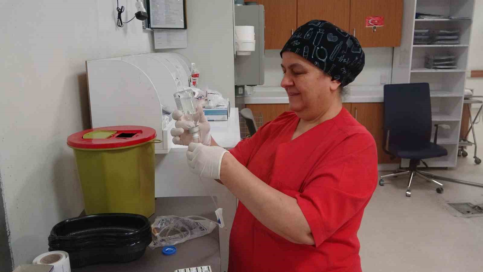 saglik calisani anne ve ogul birlikte hayat kurtariyor 1 iEfkNBNK