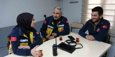 saglik-calisani-baba-ve-kizi-ayni-ambulansta-hayat-kurtariyor-gcfIrQ8w.jpg