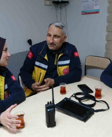 saglik-calisani-baba-ve-kizi-ayni-ambulansta-hayat-kurtariyor-gcfIrQ8w.jpg