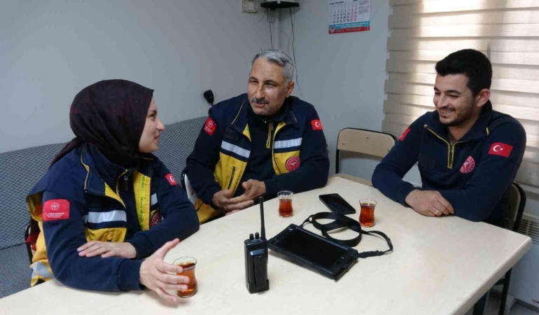 saglik-calisani-baba-ve-kizi-ayni-ambulansta-hayat-kurtariyor-gcfIrQ8w.jpg