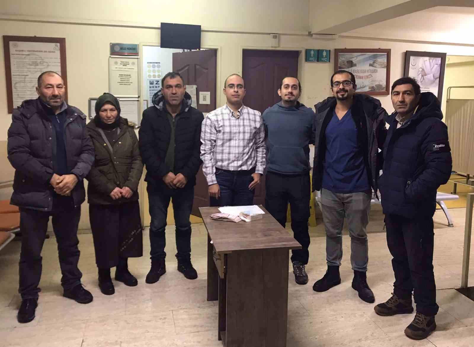 Sağlık çalışanı bulduğu parayı hasta yakınlarına teslim etti 5 saglik calisani buldugu parayi hasta yakinlarina teslim etti 1 eB7P4c7e