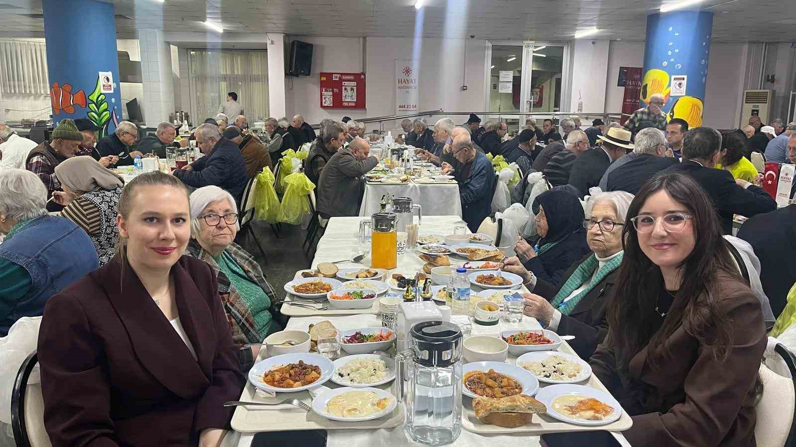 saglik calisanlari huzur evi sakinleriyle iftarda 1 V6tZdMU6
