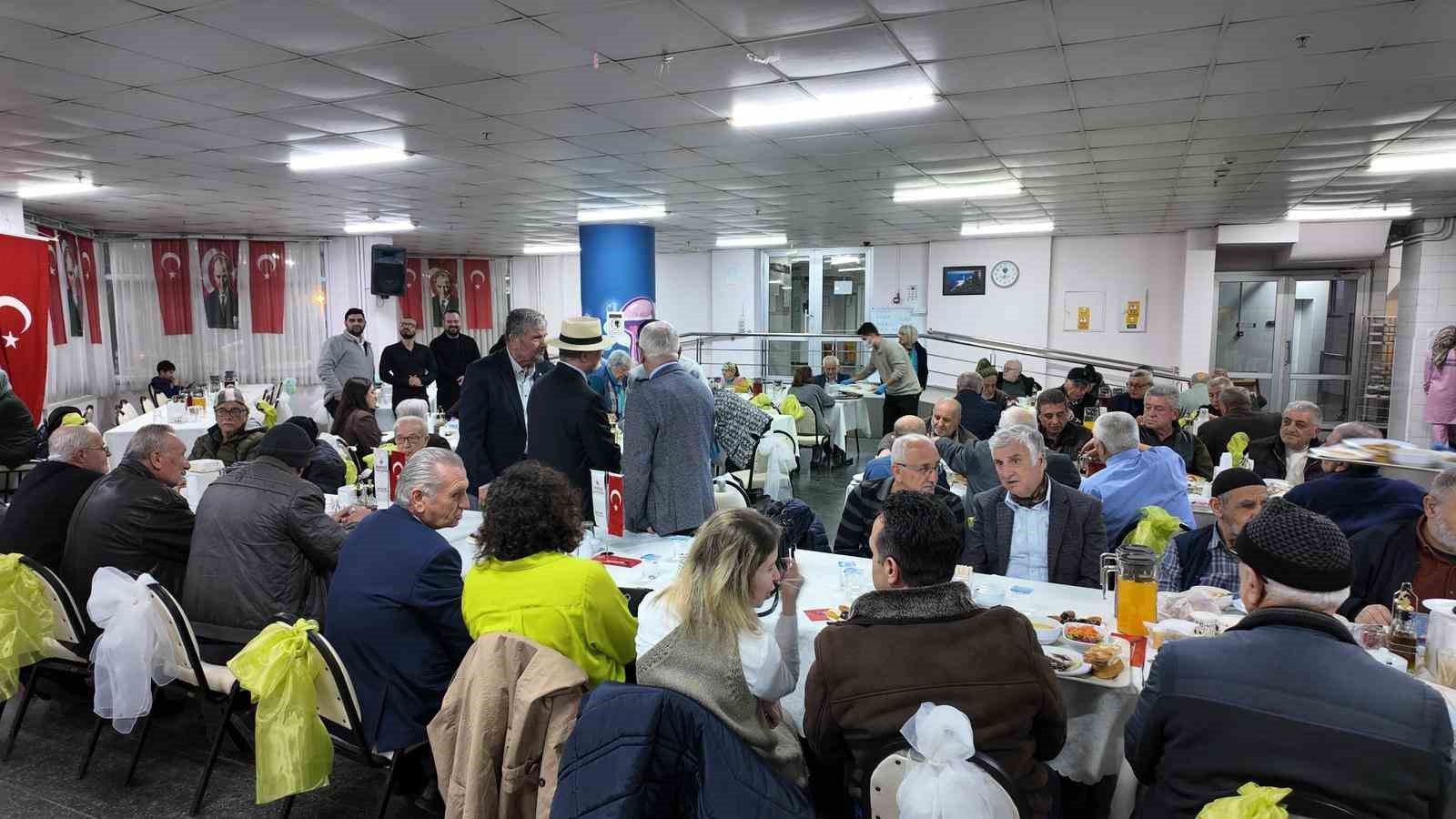 saglik calisanlari huzur evi sakinleriyle iftarda 2 6nC6D7a9