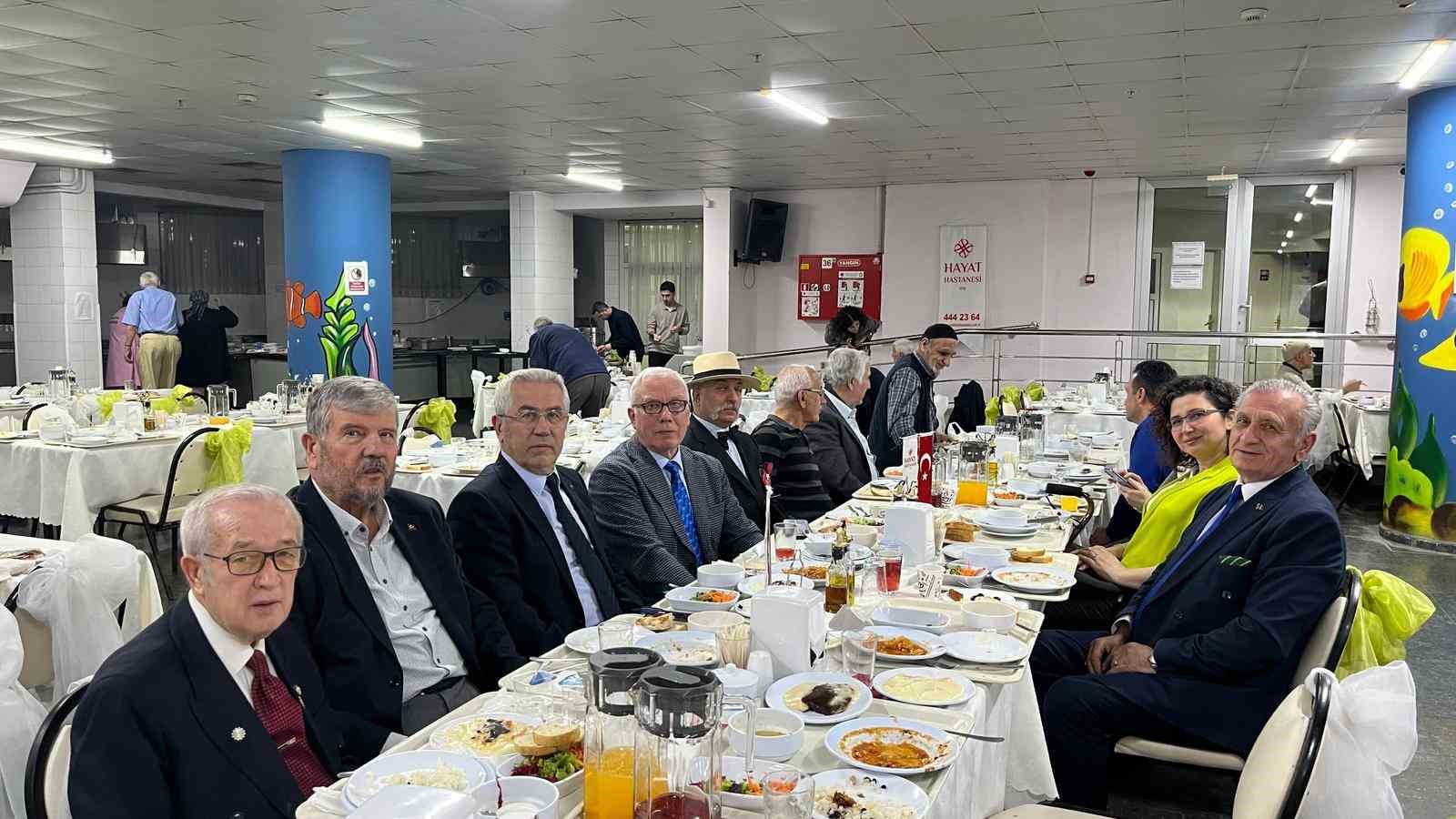 saglik calisanlari huzur evi sakinleriyle iftarda 3 s3laS78O