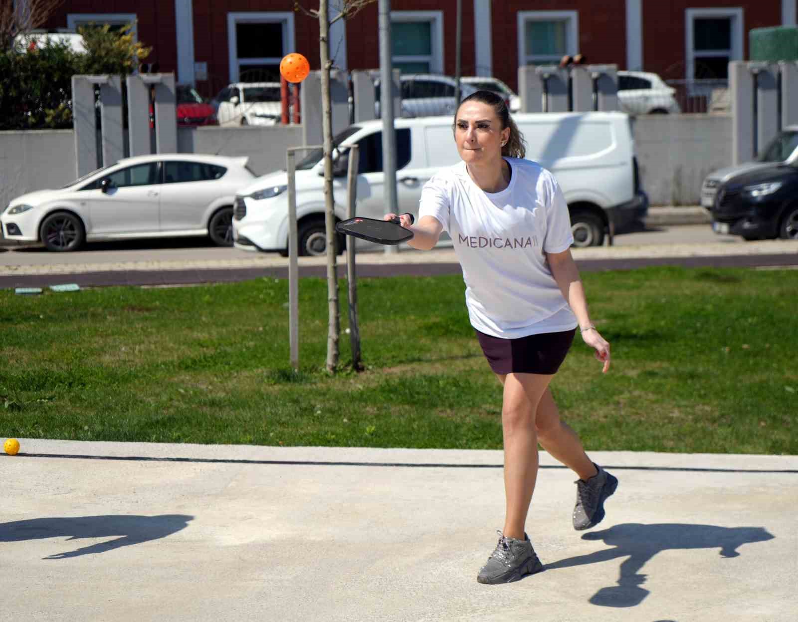 Sağlık çalışanları kortta buluştu: Hareketli yaşam için raketler konuştu 5 saglik calisanlari kortta bulustu hareketli yasam icin raketler konustu 1 H11nBKl4