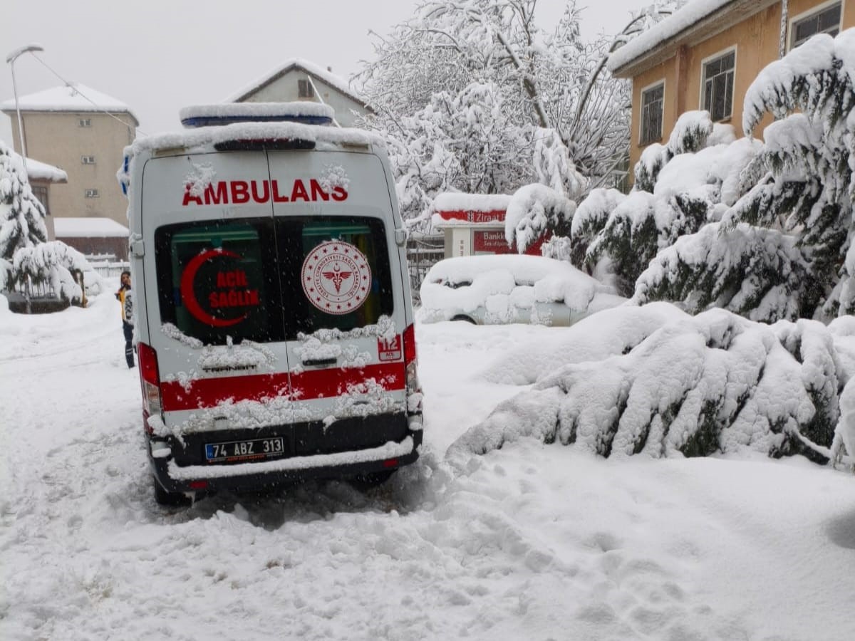 saglik ekipleri 72 saat icerisinde karda mahsur kalan 265 hastaya ulasti 1 i66MzIFJ